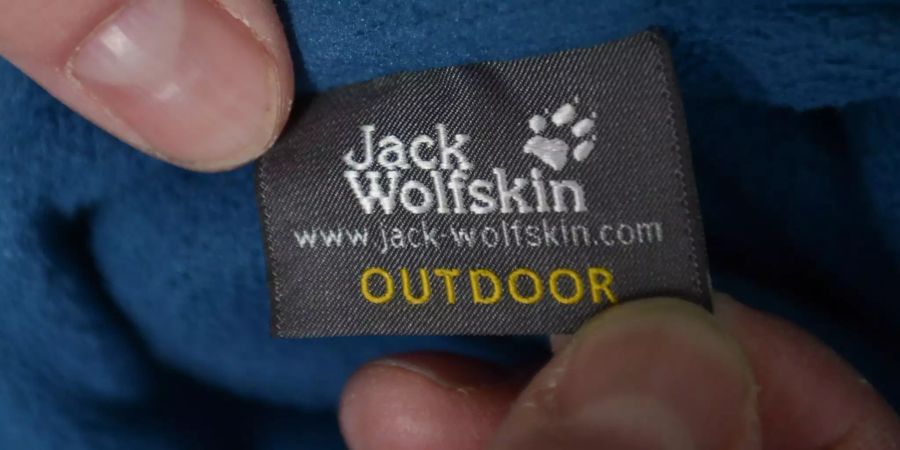 Das Etikett von Jack Wolfskin an einem Outdoor Kleidungsstück.