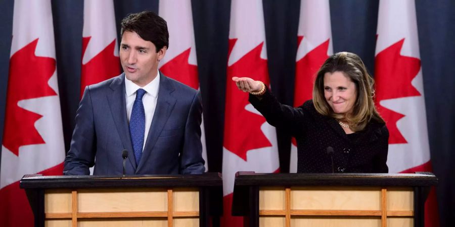 Justin Trudeau und Chrystia Freeland bei einer Pressekonferenz.