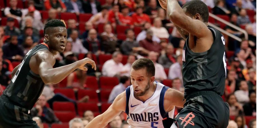 Clint Capela (links) schaut dem Gegner im Spiel der Houston Rockets gegen die Dallas Mavericks hinterher.