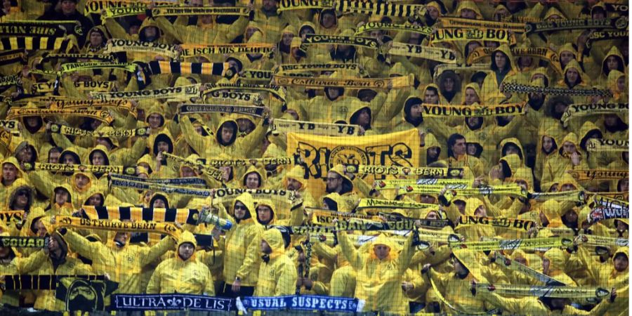 YB-Fans unterstützen ihren Verein im Old Trafford.