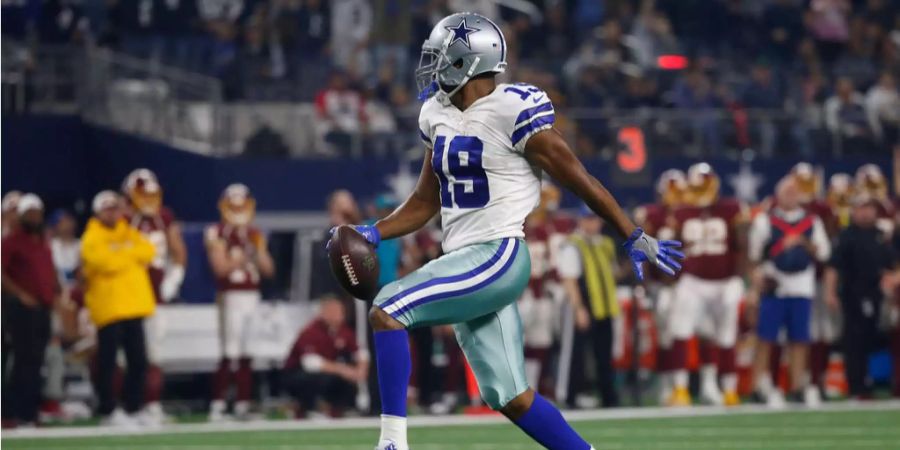 Viele Experten haben die Dallas Cowboys kritisiert, weil sie für die Dienste von Receiver Amari Cooper einen Erstrunden-Draft abgegeben haben. Aber die Cowboys-Offense ist mir Cooper in allen Belangen besser. Davon profitieren vor allem QB Dak Prescott, aber auch Ezekiell Elliott, der mehr Platz erhält. Cooper fährt beim 31:23-Sieg gegen Divisionskonkurrent Washington Redskins einen Monster-Tag ein: Acht gefangene Bälle für 180 Yards und zwei TD's. Damit ist Dallas neuer Divisionsleader und auf Playoff-Kurs.