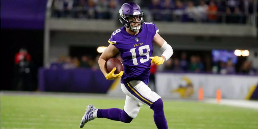 Wichtiger Sieg der Minnesota Vikings: Sie setzen sich zu Hause gegen den Divisionsgegner Green Bay Packers mit 24:17 durch. Kirk Cousins wirft für 342 Yards und drei Touchdowns. Sein Lieblingsziel Adam Thielen glänzt mit 125 Yards und einem TD. Nach zwei schwächeren Spielen ist es Thielens neuntes Saisonspiel, in dem ihm mindestens 100 Yards gelingen. Damit bricht er den Vereinsrekord von Randy Moss. Dank dem Sieg liegen die Vikings auf dem ersten Wild-Card-Platz der NFC. Die nächsten beiden Spiele werden aber schwierig: Es stehen Auswärtspartien gegen die heimstarken Patriots und die Seahawks an.