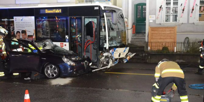 Der Fahrer des Autos musste von der Feuerwehr befreit werden.