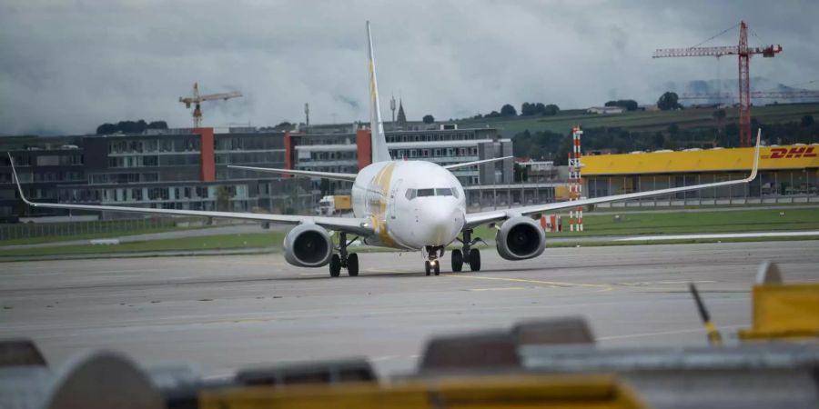 Ein Flugzeug der Airline Primera Air landet auf dem Flughafen in Stuttgart (D).