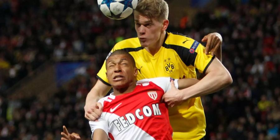 Matthias Ginter (hinten,  damals Borussia Dortmund) im Kopfballduell mit Kylian Mbappé (damals AS Monaco) liefern sich ein Kopfballduell.