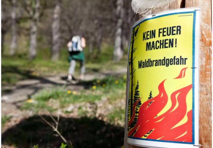 Waldbrandgefahr Schild an Waldrand - Keystone Waldbrandgefahr Schild an Waldrand - Keystone