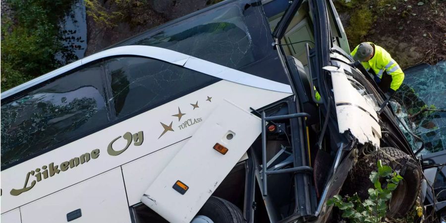 Der beschädigte Bus nach dem Sturz von der Brücke in Finnland.