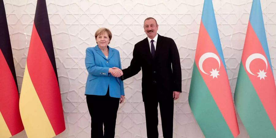 Bundeskanzlerin Angela Merkel wird von Ilham Aliyev, Präsident der Republik Aserbaidschan, im Präsidentenpalast empfangen.