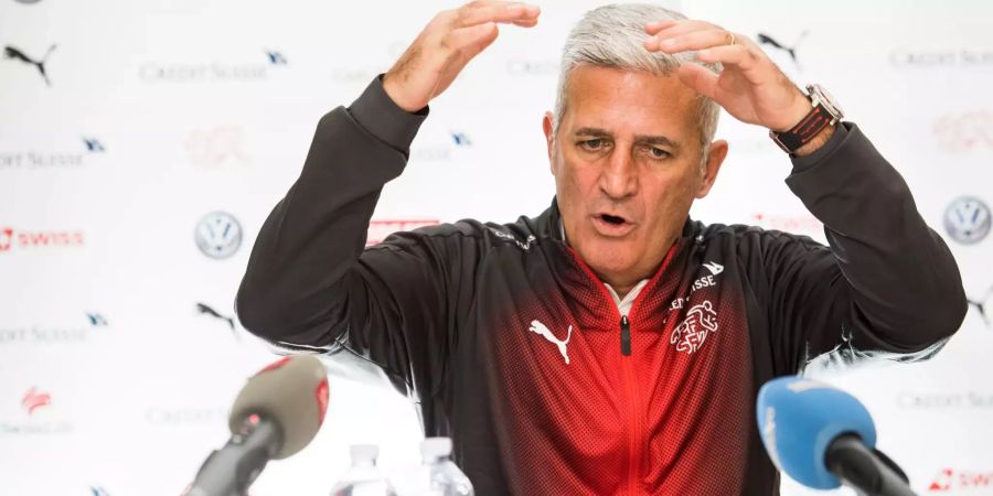 Nati-Trainer Vladimir Petkovic verwirft an einer Pressekonferenz in Lugano die Hände.