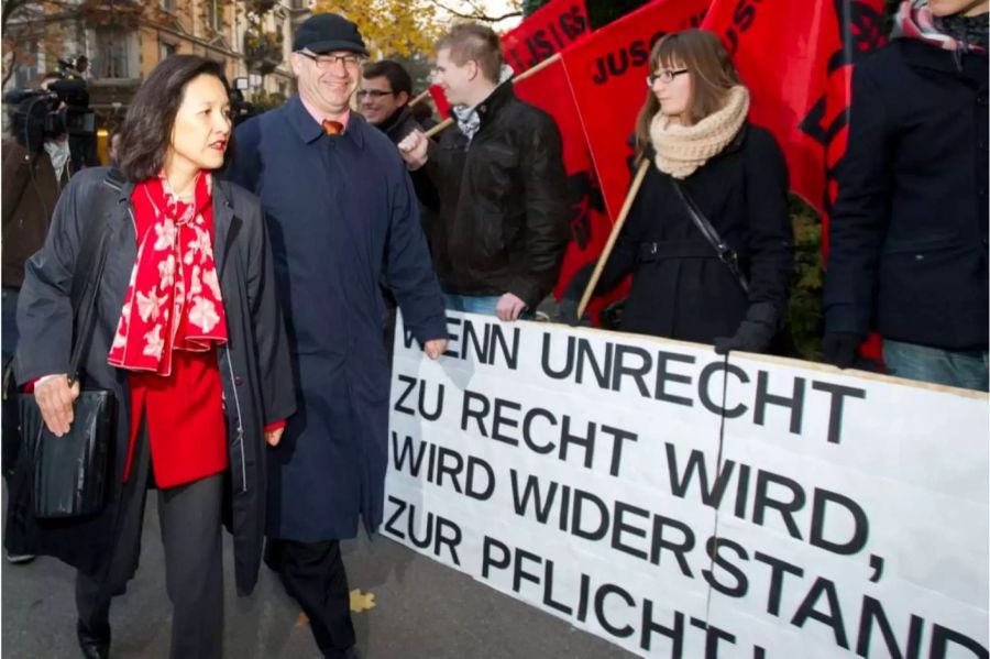 Ex Banker Rudolf Elmer in Begleitung seiner Rechtsanwältin Ganden Tethong, links, auf dem Weg ins Obergericht am Donnerstag, 17. November 2011, in Zürich. Elmer wehrt sich gegen seine Verurteilung wegen Drohung, mehrfacher versuchter Nötigung und mehrfacher Bankgeheimnisverletzung.