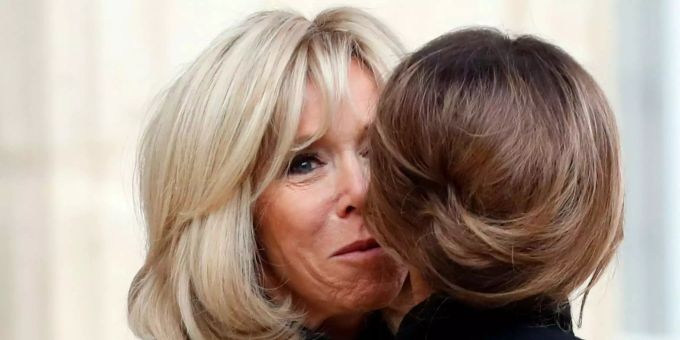 Brigitte Macron (l), die Frau des französischen Präsidenten, begrüsst vor dem Élyséepalast Melania Trump, First Lady der USA, mit einem Wangenkuss. Brigitte Macron (l), die Frau des französischen Präsidenten, begrüsst vor dem Elyseepalast Melania Trump, First Lady der USA, mit einem Wangenkuss.