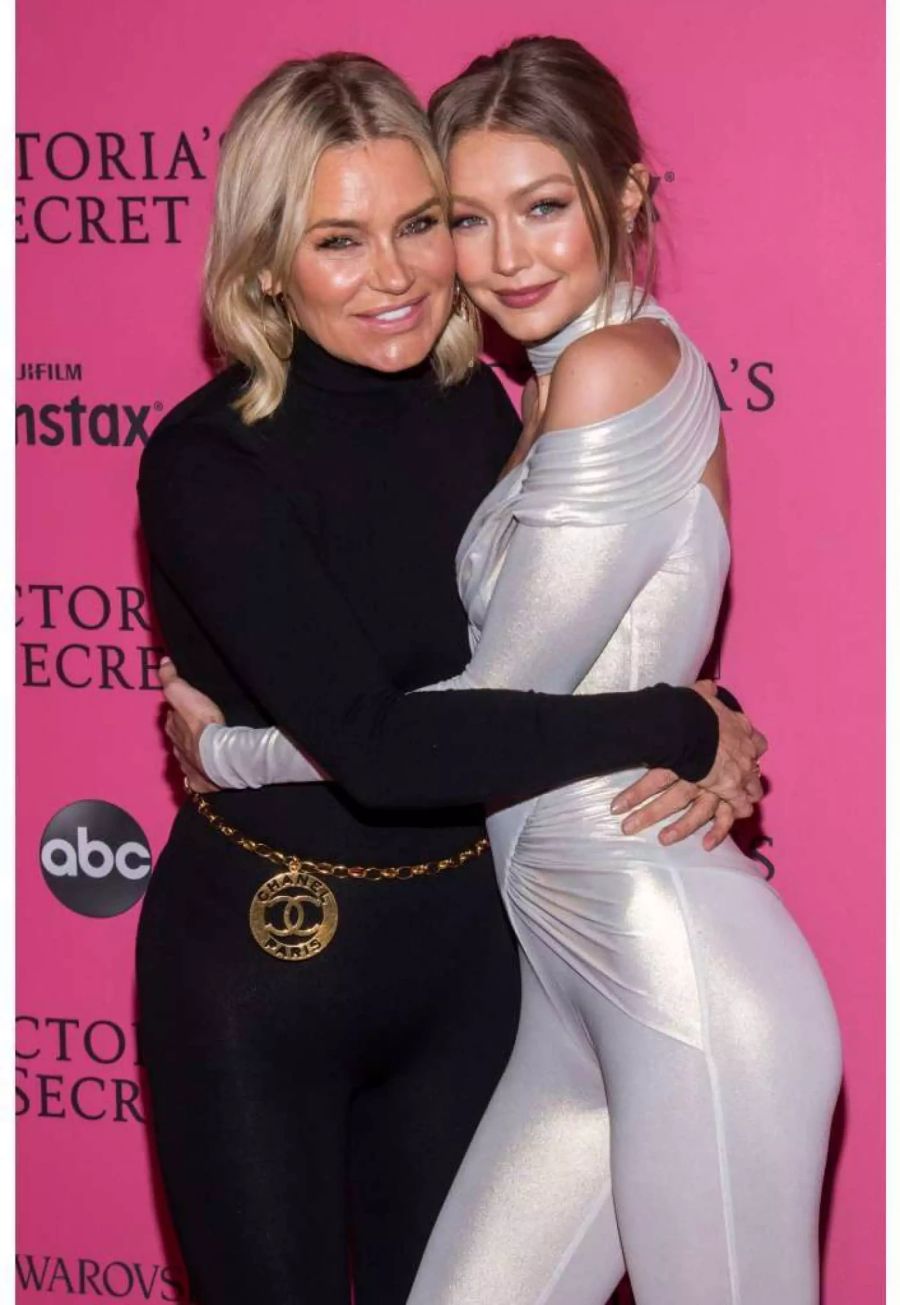 Gigi Hadid mit ihrer Mutter Yolanda Hadid.