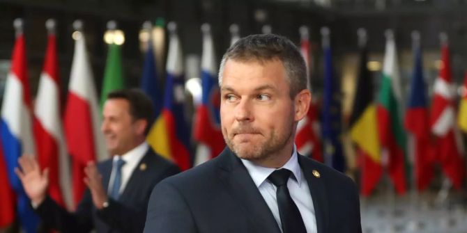 Peter Pellegrini (r), Ministerpräsident von Slowakien, bei seiner Ankunft zum EU-Gipfel.