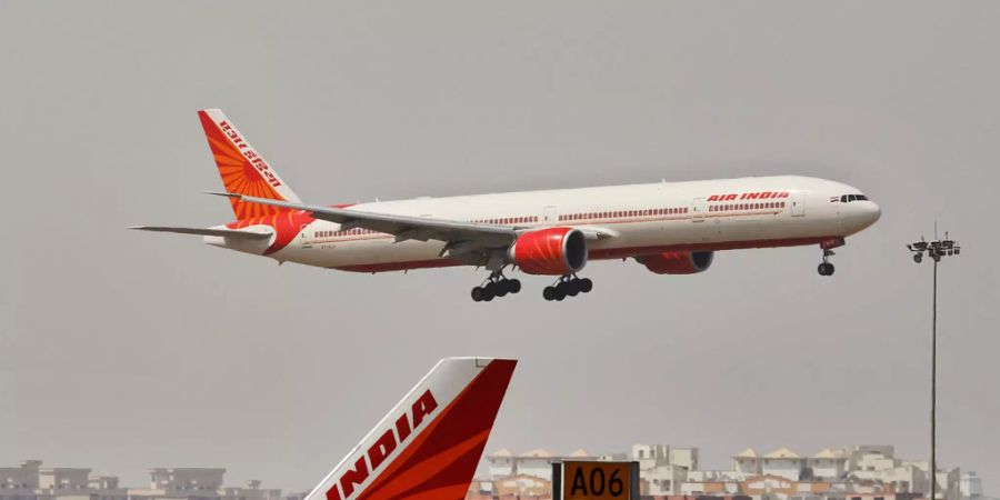 Eine Maschine der Air India hebt in Neu Dehli ab.