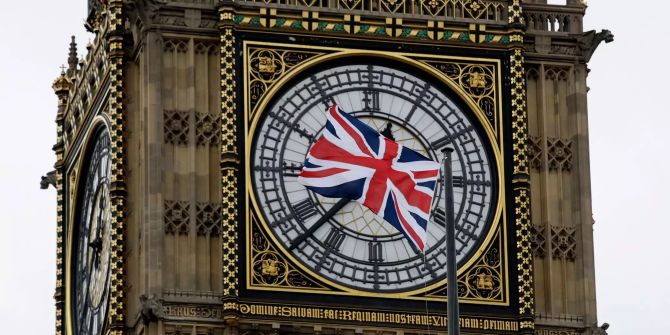 Die Nationalflagge des Vereinigten Königreichs von Grossbritannien weht vor dem Elizabeth Tower (Big Ben).