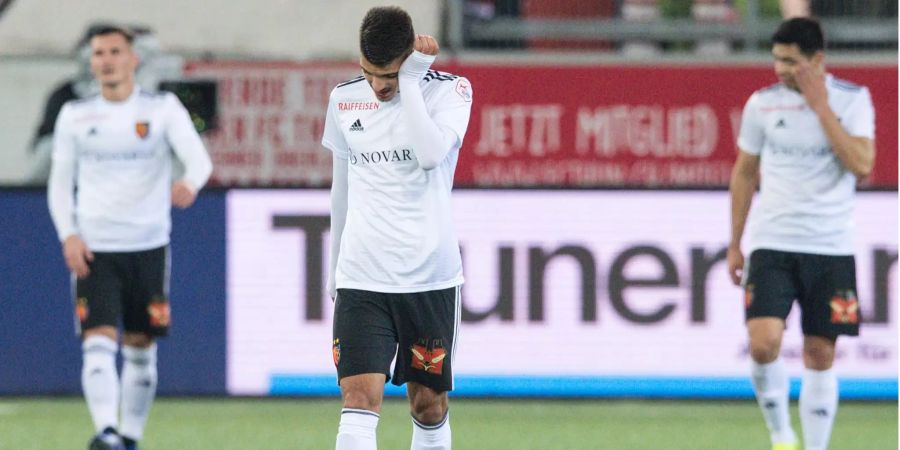 Konsternierte Basler verlassen das Feld nach der 2:4-Niederlage in Thun.