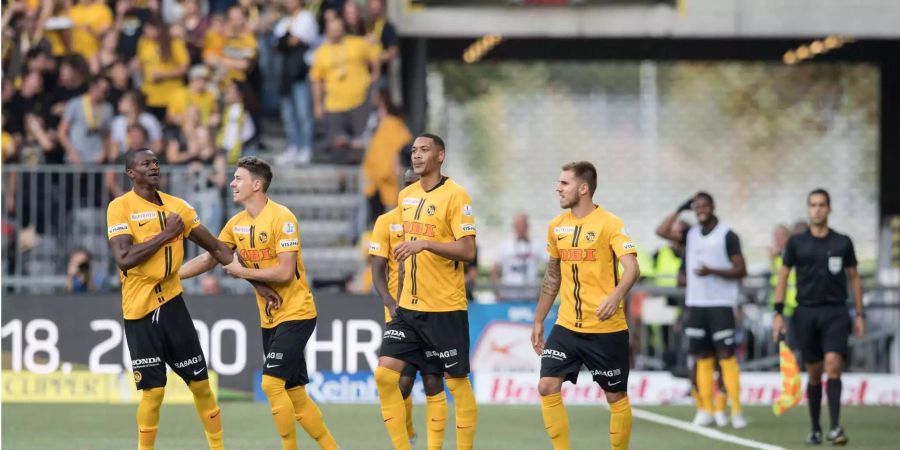 Young Boys Spieler Mohamed Ali Camara, Christian Fassnacht, Guillaime Hoarau und Thorsten Schick feiern den Treffer zum 3:1 gegen den FC Basel.