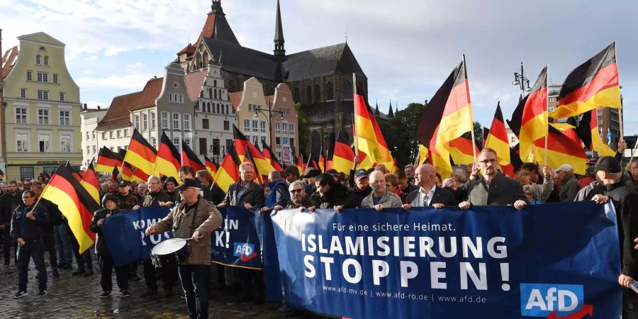 AfD-Demonstration in Rostock – 22.09.2018, Mecklenburg-Vorpommern, Rostock: Unter dem Motto «Für unser Land und unsere Kinder" findet in Rostock eine Kundgebung der AfD statt. Auf dem Plakat steht: «Islamisierung stoppen !"