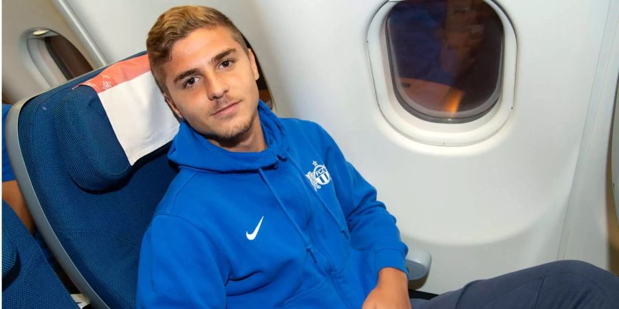 Izer Aliu im Flugzeug in Richtung Larnaca.