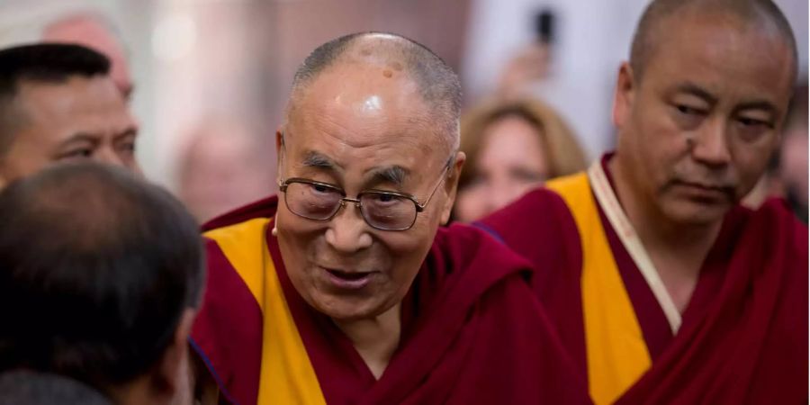 Der Dalai Lama, geistliches Oberhaupt der Tibeter, trifft zur Eröffnung einer Ausstellung über Buddhas Leben an der Kirche Nieuwe Kerk in Amsterdam an.