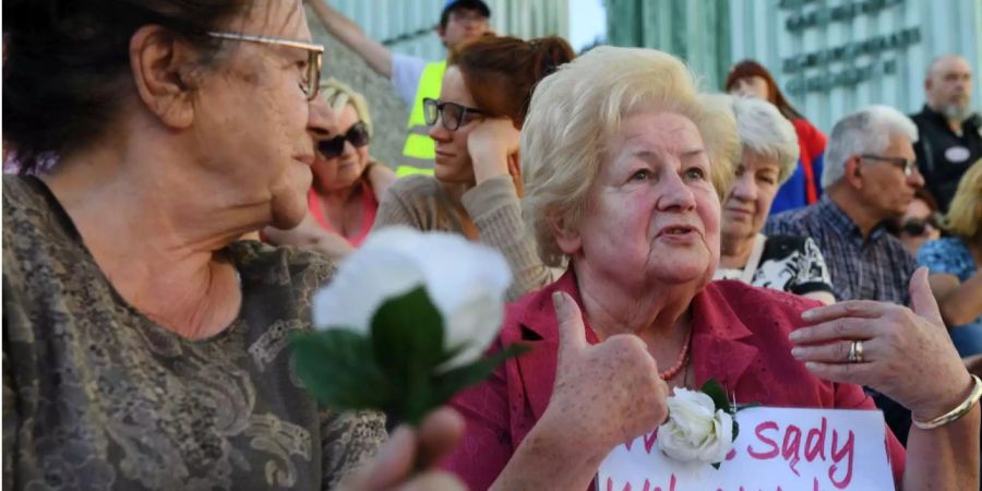 Menschen protestierten gegen die geplanten Justizreformen in Polen.