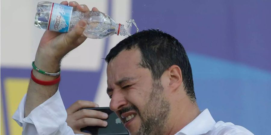 Matteo Salvini, Innenminister von Italien, erfrischt sich mit Wasser auf der Jahresversammlung seiner Regierungspartei Lega.