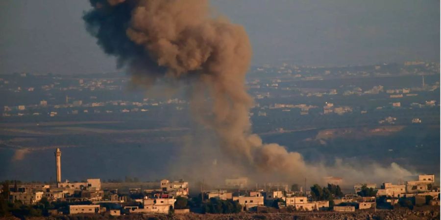 Rauch und Explosionen aus den Kämpfen zwischen dem syrischen Präsidenten Assad und den Rebellen in Südsyrien von den von Israel kontrollierten Golanhöhen aus gesehen.