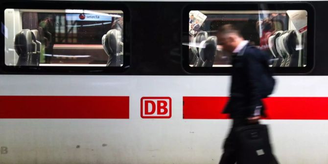 Ein Zug der Deutschen Bahn an einem Bahnhof.