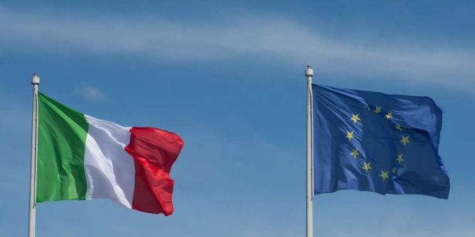 Die Flaggen der Europäischen Union und Italien, aufgenommen in Rom. Die Flaggen der Europäischen Union und Italien, aufgenommen in Rom.