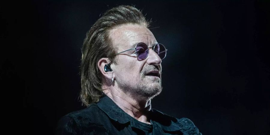 Paul David Hewson (Bono), Sänger der irischen Rockband U2, singt beim Konzert seiner Band in der Mercedes-Benz-Arena in Berlin.