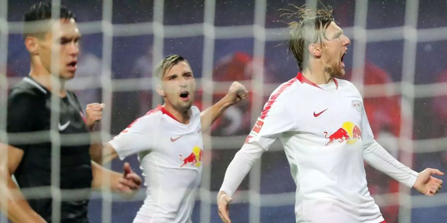 Leipzigs Emil Forsberg (r) jubelt nach einem Tor.