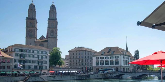 Das Zürcher Grossmünster an der Limmat. Das Zürcher Grossmünster an der Limmat.