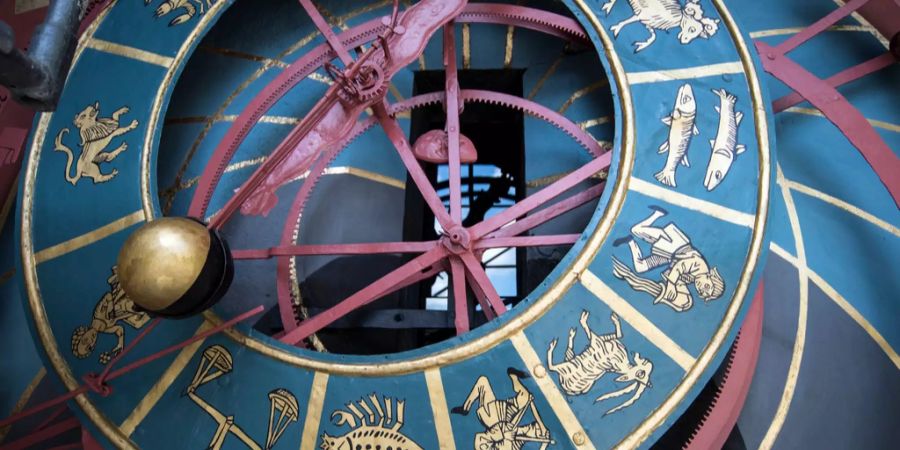 Sicht auf das sanierte Astrolabium am Zytglogge-Turm in Bern.