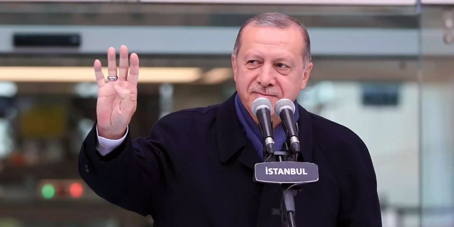 Recep Tayyip Erdogan, türkischer Präsident winkt nach seiner Rede bei einer Eröffnungsfeier für eine neue U-Bahn-Station in Istanbul.