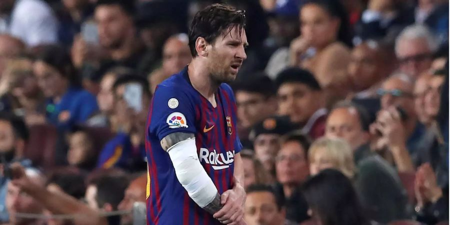 Lionel Messi läuft mit einbandagiertem Arm und schmerzverzerrtem Gesicht vom Platz.