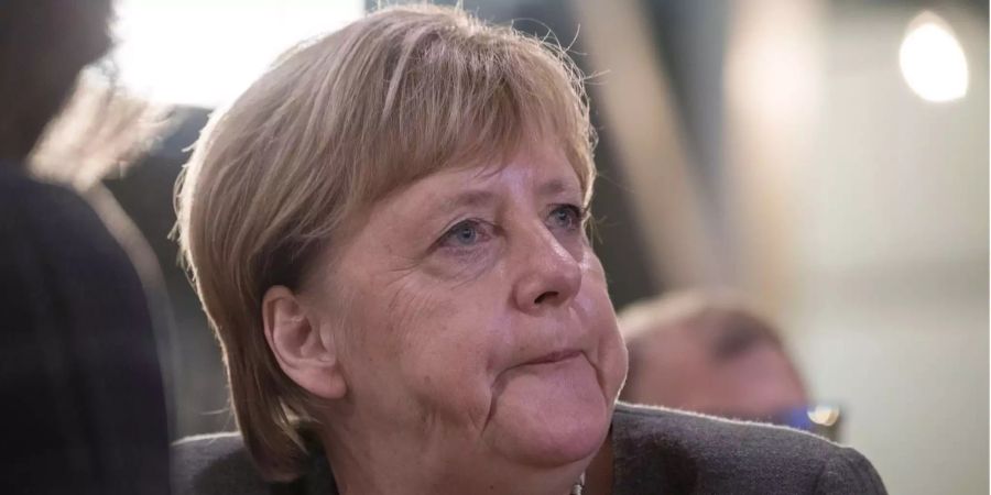 Bundeskanzlerin Angela Merkel verfolgt in Ortenberg im Festzelt auf dem Kalten Markt eine Rede.