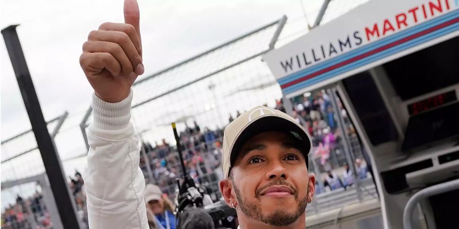 Lewis Hamilton aus Grossbritannien von Team Mercedes streckt den Daumen nach oben, nachdem er sich die Pole Position für sein mögliches Krönungsrennen gesichert hat.