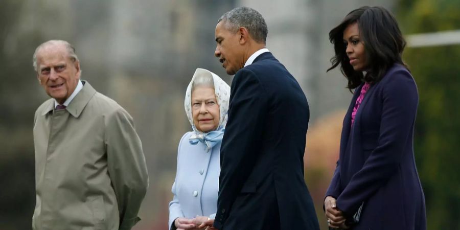 Der ehemalige US-Präsident Barack Obama und seine Frau Michelle Obama werden von Queen Elizabeth II. und Prinz Phillip beim Schloss Windsor empfangen. (Archivbild)