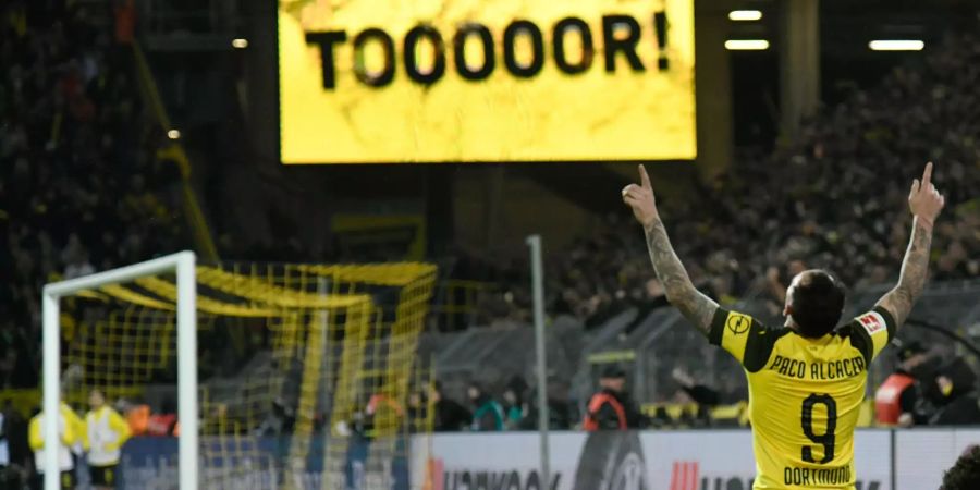 Paco Alcácer von Dortmund bejubelt das 3:2 gegen München.