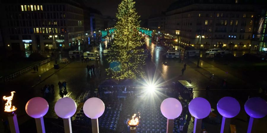 Europas grösste Chanukkia steht im Gegenlicht eines Scheinwerfers vor dem traditionellen Weihnachtsbaum auf dem Pariser Platz.