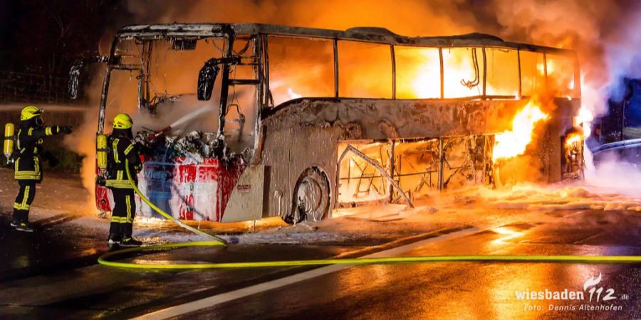 Ein ausgebrannter Reisebus steht auf der Autobahn A3.