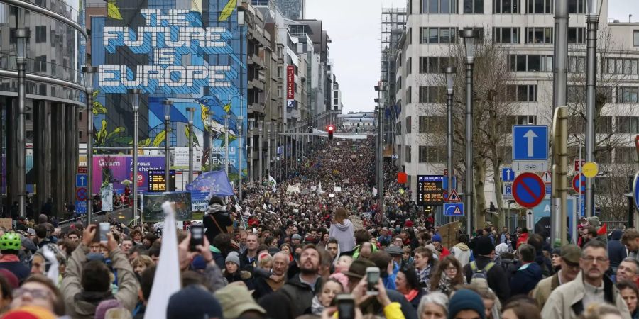 Menschen demonstrieren vor dem Beginn der 24. UN-Klimakonferenz unter dem Motto «Claim the Climate» um das Bewusstsein für den Klimawandel zu stärken.