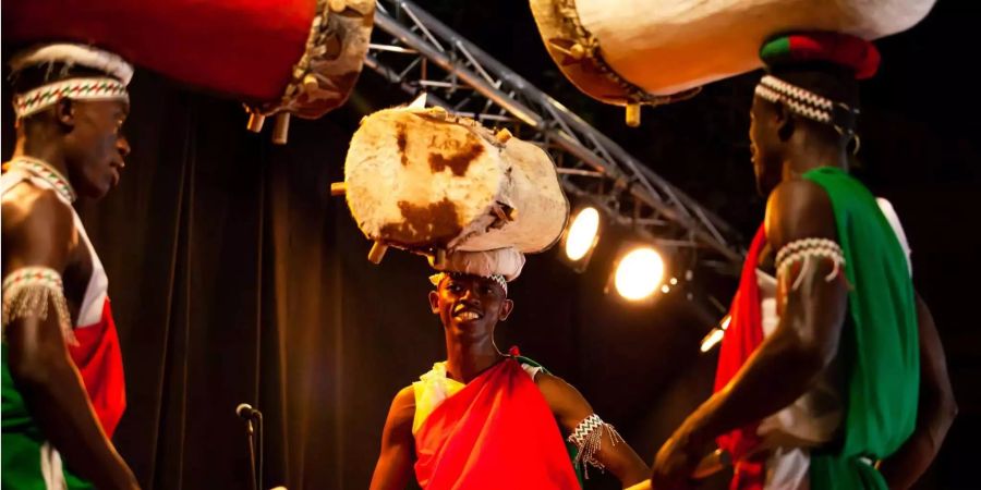 Drei Tänzer der Folklore-Gruppe aus Burundi.