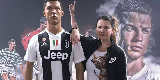 Katia Aveiro posiert mit einer Wachsfigur ihres Bruders Cristiano Ronaldo. Katia Aveiro posiert mit einer Wachsfigur ihres Bruders Cristiano Ronaldo.