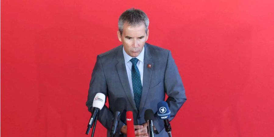 Österreichs Finanzminister Hartwig Löger spricht mit den Medien.