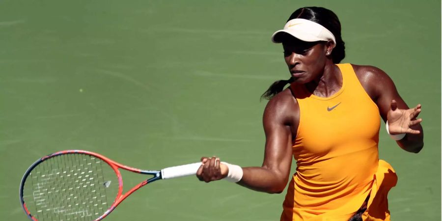 Sloane Stephens retourniert im Viertelfinal gegen Anastasija Sevastova einen Ball.