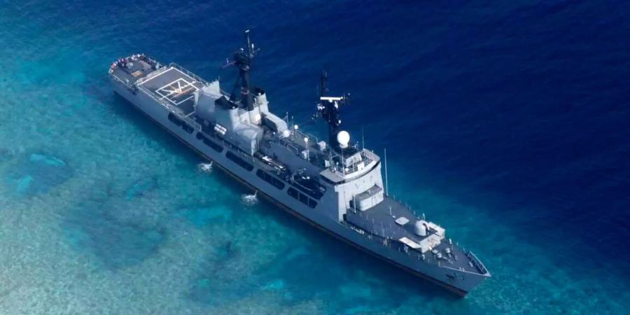 Ein Schiff der philippinischen Navy fährt durch das umstrittene Gewässer der Half-Moon-Untiefe. Durch das seichte Wasser sieht man den Meeresboden.