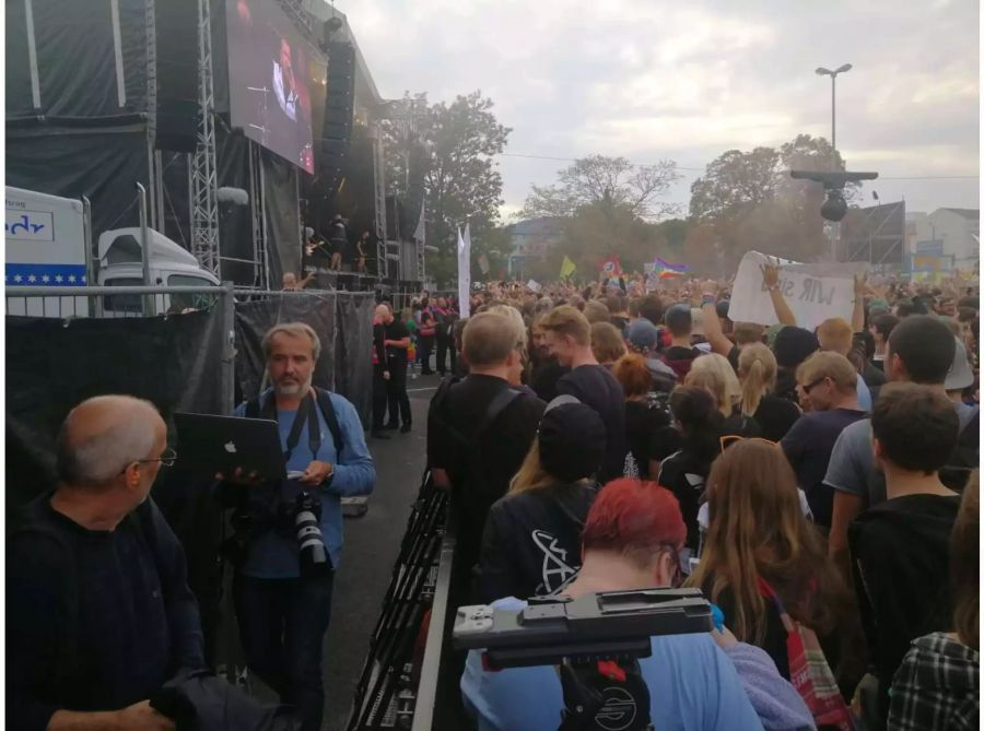 Die Stimmung ist ausgelassen: Konzertbesucher tummeln sich zu vorderst an der Bühne und warten auf den nächsten Auftritt.