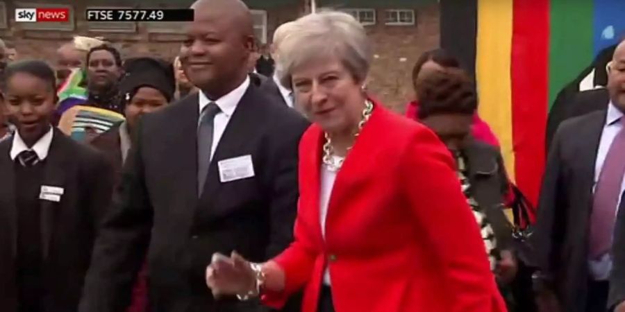 Die britische Premierministerin Theresa May tanzt gut gelaunt bei einem Staatsbesuch in Kapstadt mit.