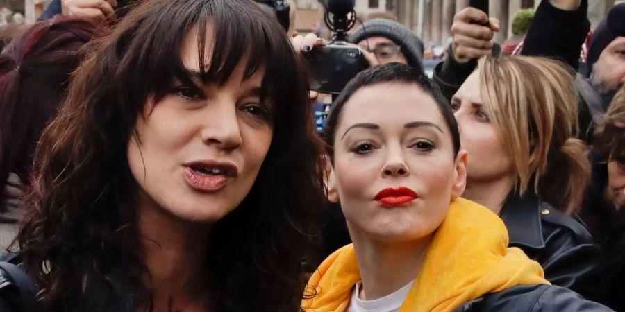 Asia Argento (l.) und Rose McGowan am 8. März 2018 am International Women's Day in Rom.